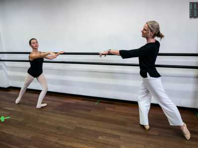 Fu l�attuale direttrice artistica, la 57enne scozzese Miss Claire, a fondarla assieme a Elaine Mcdonald, Claire Jane Pratt e Antonia Petruzzelli